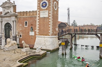 Turister i kajak i Arsenal i Venedig