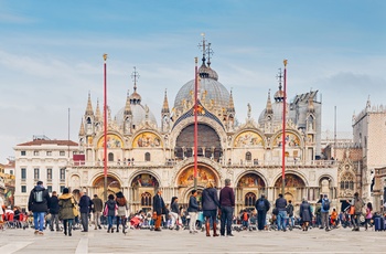 Turister foran Markuskirken i Venedig