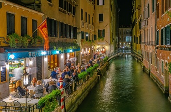 Restauranter langs en kanal i Venedig