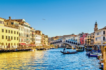 Venedig i aftensol med Rialtobroen i baggrunden