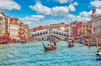 Rialtobroen og gondoler på Grande Canal, Venedig