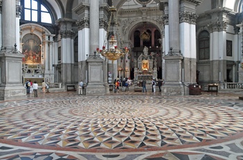 Inden for i Santa Maria della Salute katedralen, Venedig