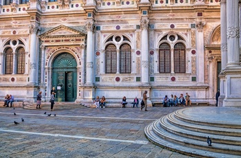 Turister og lokale foran museet Scuola Grande Di San Rocco i Venedig 