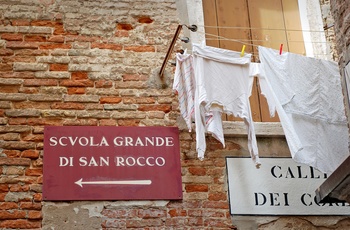 Skilt til museet Scuola Grande Di San Rocco i Venedig 