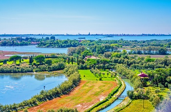 Luftfoto af øen Torcello og Venedig i baggrunden