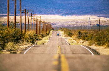 Vej mod Mojave ørkenen i det vestlige USA