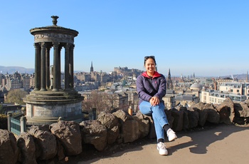 Vicki på toppen af Calton Hill i Edinburgh - rejsespecialist i Aarhus