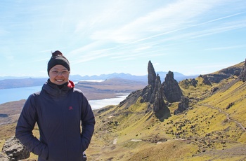 Vicki på toppen af Old Man of Stoor på Isle of Skye - rejsespecialist i Aarhus