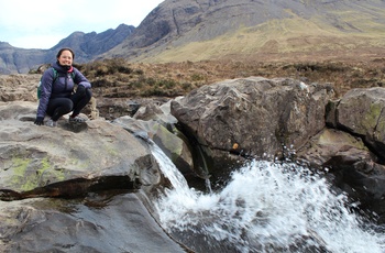 Vicky på vandretur ved Fairy Pools på Isle of Skye - rejsespecialist i Aarhus