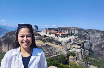 Vicky ved Meteora klostrene i Grækenland - rejsespecialist i Aarhus