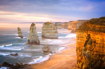 Aftenlys over kysten med de 12 Apostle ved Great Ocean Road i Victoria