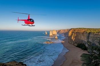 Helikopter over de 12 Apostle ved Great Ocean Road i Victoria