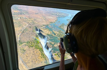 I helikopter over Victoria Falls i Zimbabwe