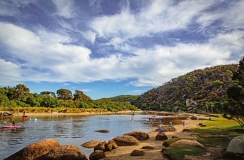 Lokale og rejsende hygger sig ved floden Tidal River i Wilsons Promontory National Park - Victoria