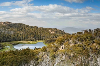 Natur med sø og skov i Alpine National Park, Victoria i Australien