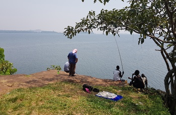 Lokale der fisker fra bredden af Victoriasøen i Uganda