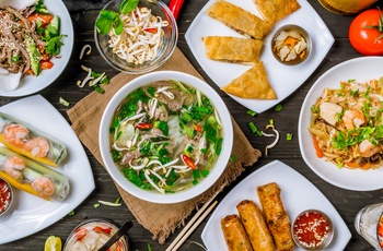 Bord med lokale vietnamesiske retter, Vietnam