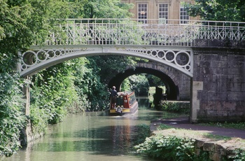 Jernbro over Kennet and Avon canal i Sydney Gardens, Bath