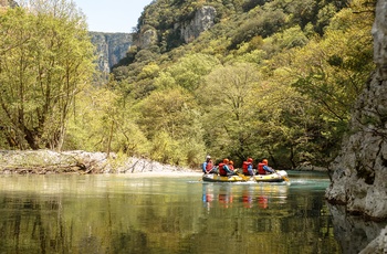 Rafting langs Vjosa eller Aoös-floden i Vikos–Aoös National Park - Grækenland