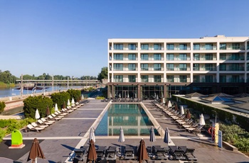 Vila Gale Coimbra - Facade og pool