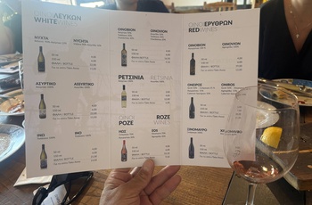 Kort med vingården Kourtis Winerys forskellige vine - Grækenland