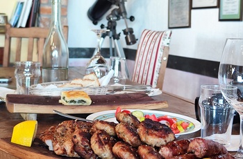 Lokale specialiteter til vinen på vingården Kourtis Winery - Grækenland