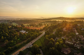 Luftfoto af Charlottesville i Albemarle Country midt i Virginia - USA