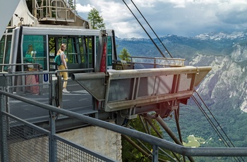 Ung kvinde på vej ind i Vogel-kabelbanen i Slovenien