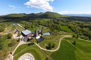 Luftfoto af temaparken Vulcania i Auvergne, Frankrig - © Vulcania