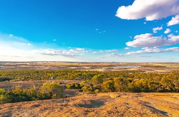 Udsigt fra Wave Rock - en 15 meter høj bølge i granit - Western Australia