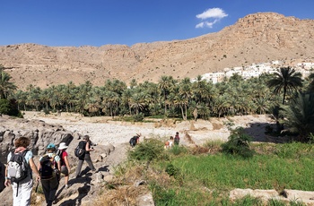Turister på vej mod Wadi Bani Khalid kløften - Oman