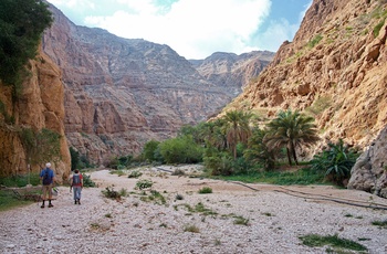 Et par gennem Wadi Shab-kløften i Oman