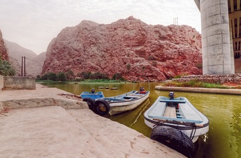 Både nær Wadi Shab-kløften i Oman