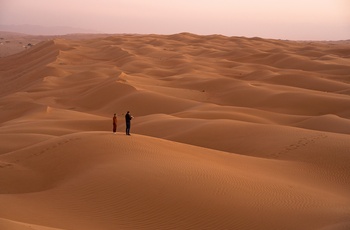 Turister i Wahiba Sands ved daggry - ørken i Oman