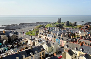 Wales - Aberystwyth er også farverige rækkehuse med ruinerne af byens borg i baggrunden