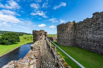 Wales - Beaumaris Castle omgivet af voldgrav og dobbelte mure