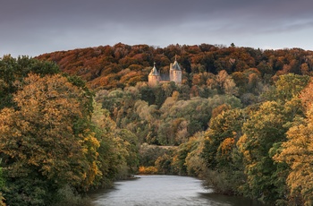 Wales - Castell Coch flot i den efterårsfarvede skov