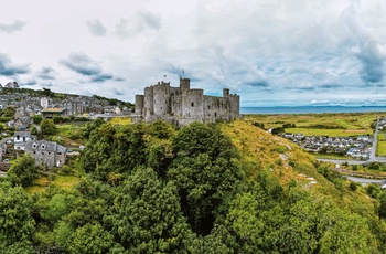Wales - Harlech Castle dominerer det omliggende landskab