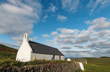 Wales - Holy Cross Church fra 1300-tallet ved Mwnt beach