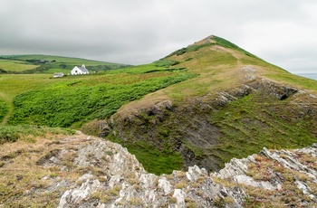 Wales - Holy Cross Church ved foden af den kegleformede høj Foel y Mwnt