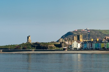 Wales - Panorama over Aberystwyth med krigsmonumentet og borgen yderst mod vandet