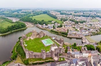 Wales - Pembroke Castle med byen i baggrunden