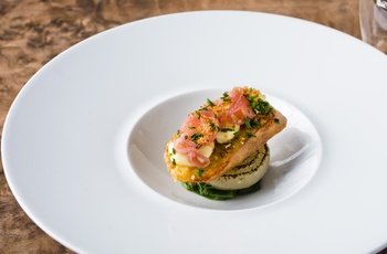 Wales - Plas Dinas - smuk servering i restauranten The Gunroom