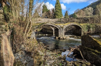Wales - Pont Minllyn broen  fra 1600-tallet med den nyere bro i baggrunden