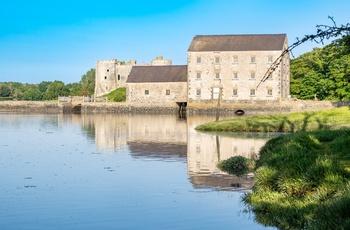 Wales - Tidal mill ved River Carew og Carew Castle i baggrunden