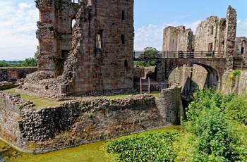 Wales - adgangen til Raglan Castle var ikke let