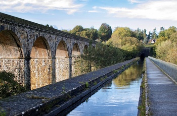 Wales - akvadukten på Chirk canal ved siden af viadukten til jernbanen