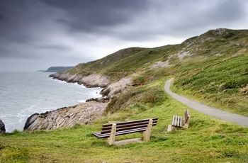Wales - bænk til at nyde udsigten på Wales Coastal Path