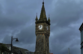 Wales - byen Machynlleths stolthed klokketårnet for enden af byens torv