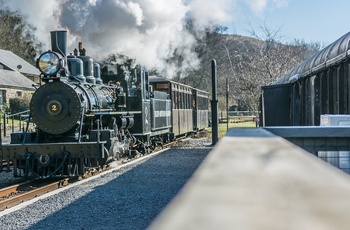 Wales - damplokomotiv med personvogne på Brecon Mountain Railway